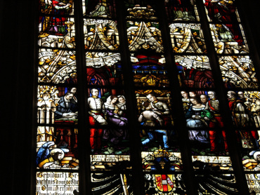 Vitrážové okno v olomouckém kostele sv. Mořice s motivem předání vlády Františku Josefovi I., zhotovené v roce 1908 na základě obrazu Adolfa Rabenalta z roku 1876. 